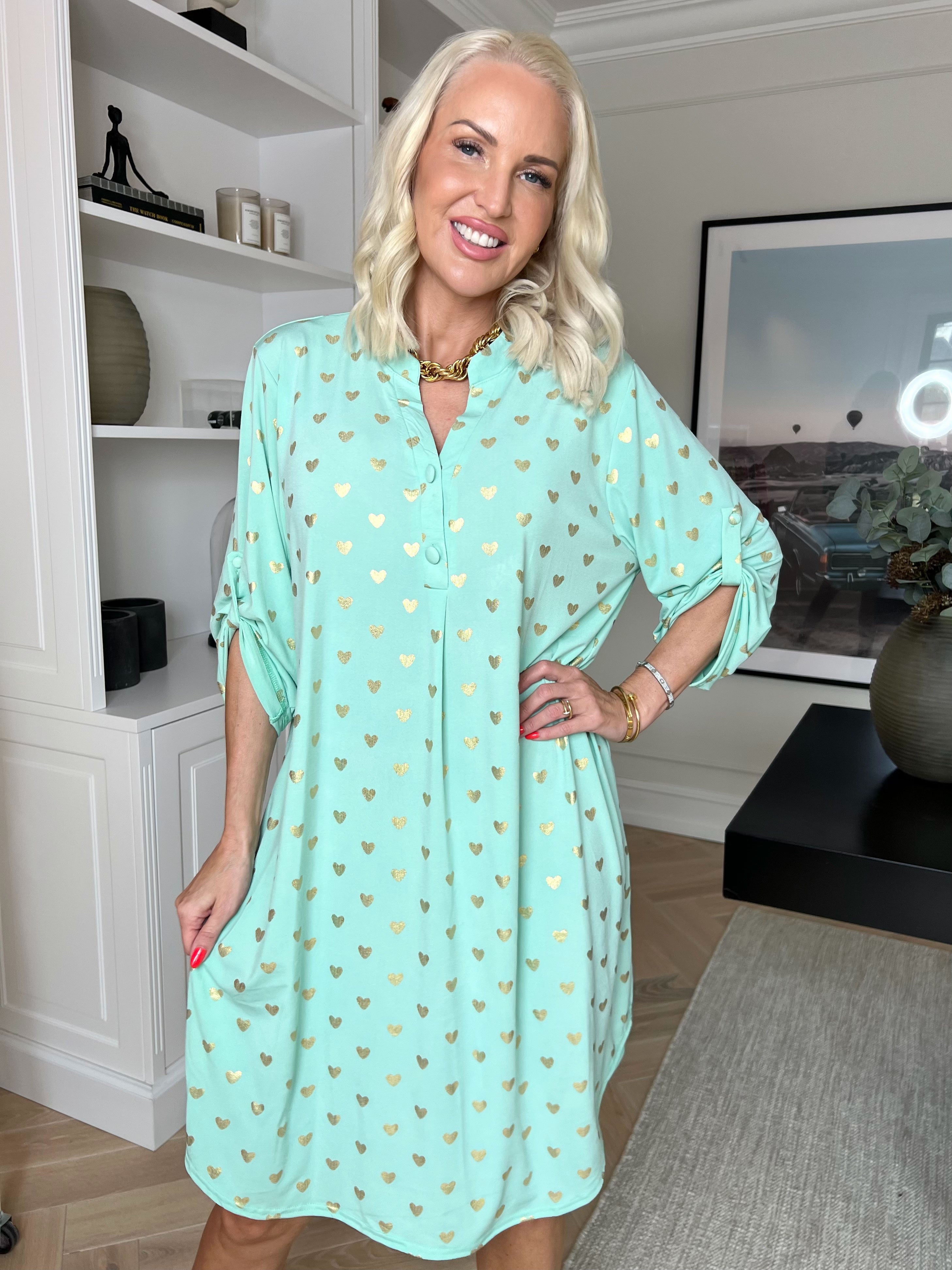 Ebba Gold Heart - Elastisk plus size kjole med guld hjerte detaljer